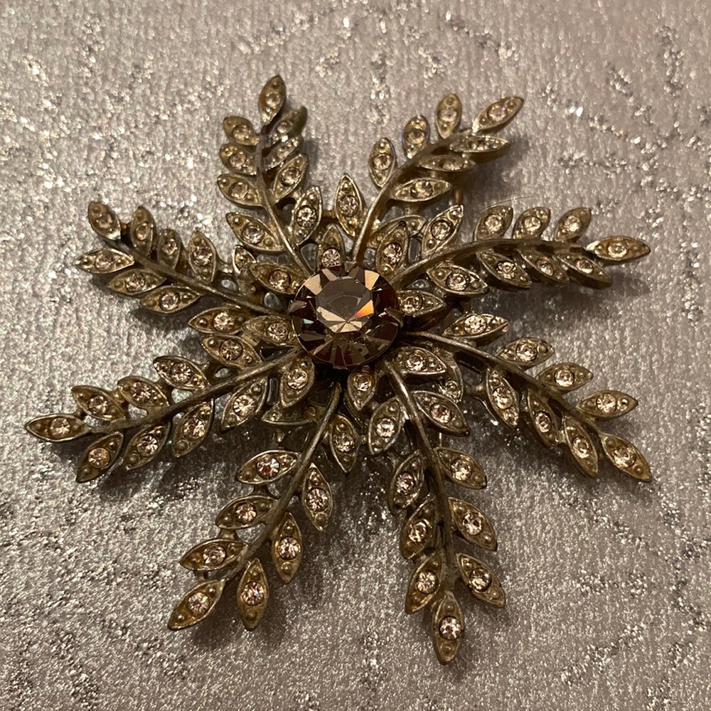 Vintage  Signed Sarah Coventry Snowflake Pin. ❄️